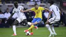 Striker Swedia, Marcus Berg, berusaha melewati hadangan pemain Prancis pada laga kualifikasi Piala Dunia 2018 di Stadion Friends Arena, Solna, Jumat (9/6/2017). Swedia menang 2-1 atas Prancis. (AP/Marcus Ericsson)