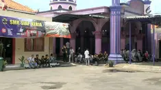 Pimpinan SMK Negeri 5 Semarang akan memberikan sanksi mengeluarkan kedua siswanya jika terbukti merampok dan membunuh.
