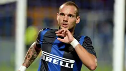 1. Wesley Sneijder - Pemain jebolan Ajax Academy ini pernah mencicipi peran sebagai anak gawang. Pemain yang membawa Inter Milan meraih treble winner itu memiliki karier yang mulus sebagai pesepak bola top Eropa. (AFP/Vincenzo Pinto)