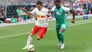 Penyerang RB Salzburg, Soranio (kiri) dikawal ketat pergerakannya oleh bek Werder Bremen, Cedric Makiadi. (Bola.com/Reza Khomaini)