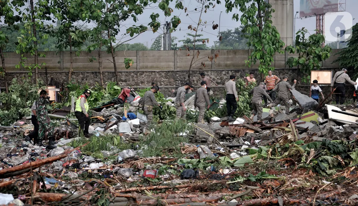 Aparat gabungan berjaga saat penggusuran permukiman warga di Cipinang Melayu, Jakarta, Selasa (21/7/2020). Sebanyak 24 rumah di RT 009/014 Kelurahan Cipinang Melayu itu digusur oleh petugas gabungan untuk lahan proyek pembangunan kereta cepat Jakarta-Bandung. (merdeka.com/Iqbal Nugroho)
