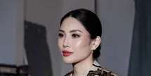 Angela Tanoesoedibjo kerap mengenakan batik kala menjalankan tugas hariannya. [Foto: Instagram/ Angela Tanoesoedibjo]