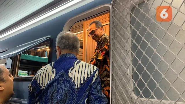 Menteri Perhubungan Budi Karya Sumadi melihat interior karoseri campervan "Aoi" milik Delima Mandiri," (Liptan6,com/Khizbulloh Huda)