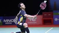 Sementara Jonatan Christie yang diunggulkan di tempat ke-6, melaju ke babak kedua usai mengalahkan tunggal putra Cina Li Shi Feng di babak pertama. Di babak kedua ia berjumpa tunggal Thailand yang kini menempati peringkat ke-20 BWF, Kunlavut Vitidsarn. (AFP/PBSI)