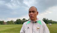 Nova Arianto saat ditemui seusai sesi latihan Timnas Indonesia U-19 di Lapangan YIS, Sleman pada Selasa (19/5/2026) sore WIB. (Bola.com/Ana Dewi)