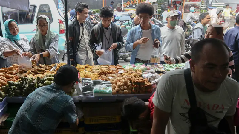 Pasar Takjil Benhil Masih Jadi Primadona Warga Berburu Penganan Berbuka Puasa