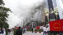 Kebakaran besar menghanguskan sebuah tempat karaoke di ibu kota Vietnam, Hanoi, Selasa (1/11). Kebakaran ini menyebabkan setidaknya 13 orang tewas dan melukai dua petugas polisi. (STR / AFP)