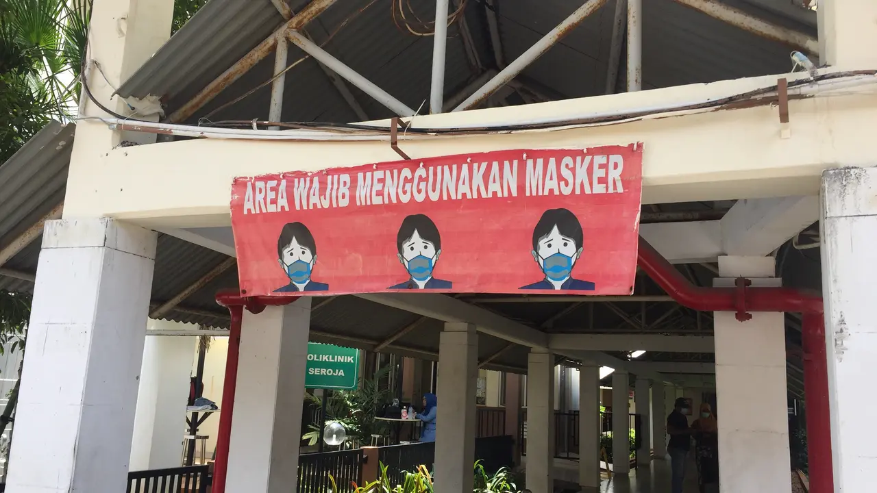 Aktivitas di Rumah Sakit Penyakit Infeksi (RSPI) Prof. Dr. Sulianti Saroso, Jakarta Utara, usai masuknya dua pasien positif mengidap virus corona terlihat normal.