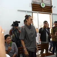 "Ya lega, untungnya nggak dipanggil-panggil lagi karena kan kemarin berhalangan terus tidak bisa hadir dan suratnya juga tidak sampai jadi hari ini saya datang semua tuntas, semua jelas," ujar Nadine Chandrawinata. (Nurwahyunan/Bintang.com)