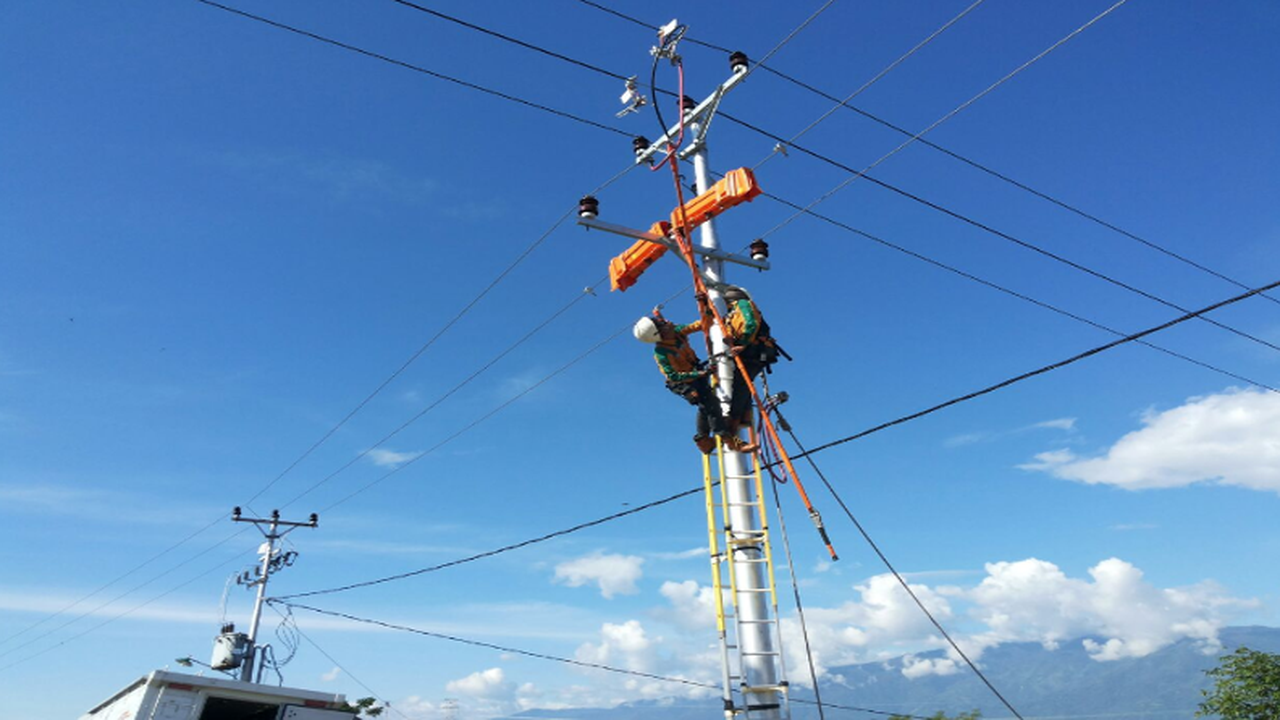 Petugas PLN Tengah Menyambung Tegangan Listrik ke Sistem 20 KV