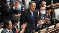 Yoshihide Suga berdiri setelah terpilih sebagai Perdana Menteri Baru Jepang di majelis rendah parlemen di Tokyo, Rabu (16/9/2020). Parlemen Jepang pada Rabu (16/9) resmi memilih Yoshihide Suga sebagai perdana menteri pengganti Shinzo Abe yang mundur karena sakit. (AP Photo/Koji Sasahara)