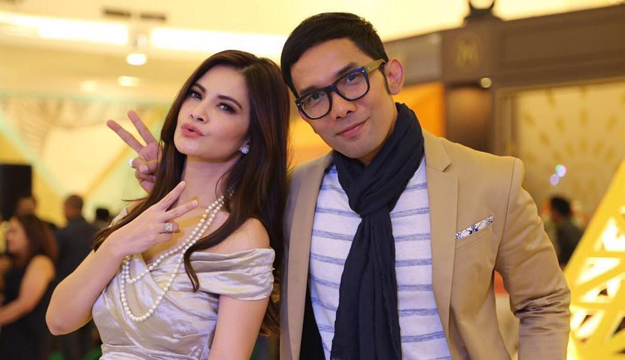 Sedari dulu hingga kini, kebersamaan Cut Tari dan Indra Herlambang tidak pernah berubah. Setiap tahunnya, Cut Tari tak pernah lupa untuk ucapkan selamat ulang tahun untuk Indra Herlambang di Instagram pribadinya, begitu juga dengan Indra Herlambang. Saking hangatnya, persahabatan duo presenter kondang Tanah Air ini didoakan selalu awet. (Liputan6.com/IG/@cuttaryofficial)