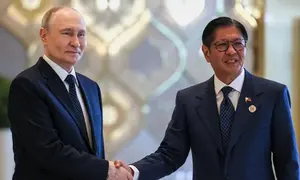 Presiden Rusia Vladimir Putin (kiri) dan Presiden Filipina Ferdinand Marcos Jr. berpose untuk foto bersama di sela-sela KTT Rusia-ASEAN di Kazan, Rusia, Rabu (17/6/2026). (Dok. Mikhail Metzel/Sputnik/Kremlin Pool via AP)