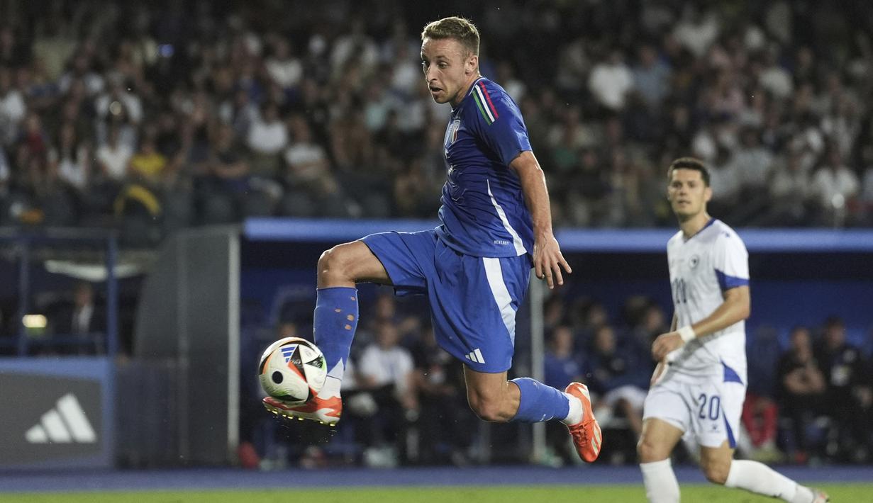 Gol tunggal kemenangan Italia datang dari aksi Davide Frattesi di menit ke-38. Meneruskan umpan Chiesa, Frattesi melepas tembakan tembakan akurat yang mengecoh kiper lawan. (Massimo Paolone/LaPresse via AP)