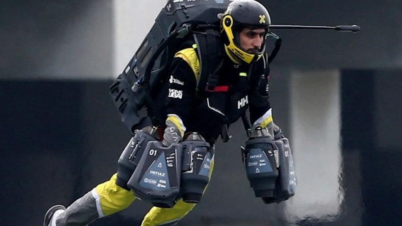 Namun dengan latihan yang tekun, kesulitan itu dapat mereka atasi dengan kemampuan mereka yang cepat beradaptasi menggunakan Jet Suit. Foto: REUTERS / Satish Kumar<br>