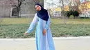 <p>Seperti potret ini, ibu Moana itu tampil mengenakan gamis berwarna biru muda cerah yang dipadukan bersama hijab pashmina warna biru navy. [@riaricis1795]</p>