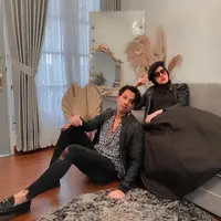 Fairuz A Rafiq bersama suami (Instagram/fairuzarafiq)