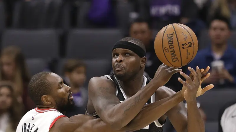 Serge Ibaka (Putih) berduel dengan Zach Randolph