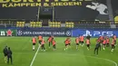 Para pemain Sevilla melakukan pemanasan selama sesi latihan tim di Signal Iduna Park, Dortmund, Jerman (8/3/2021). Borussia Dortmund sebelumnya berhasil mengalahkan Sevilla dengan skor 3-2 di leg pertama. (Ina FASSBENDER / AFP)