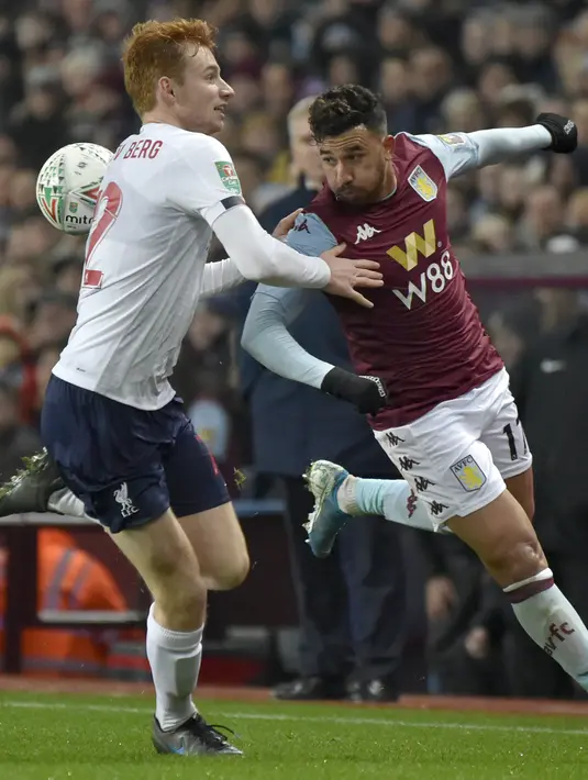 Gelandang Aston Villa, Mahmoud Ibrahim Hassan berusaha melewati bek Liverpool, Sepp van den Berg pada pertandingan perempat final Piala Liga Inggris di Villa Park di Birmingham (17/12/2019). Liverpool kalah telak 5-0 atas Aston Villa. (AP Photo / Rui Vieira)