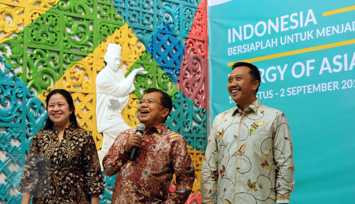 Wakil Presiden Jusuf Kalla (tengah) bersama Menpora Imam Nahrawi dan Menko PMK Puan Maharani jelang menjawab pertanyaan usai melakukan rapat di Kemenpora, Jakarta, Rabu (15/3). Rapat membahas persiapan Asian Games 2018. (Liputan6.com/Helmi Fithriansyah)