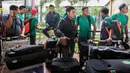 Gelandang Timnas Indonesia, Evan Dimas, bersama rekan-rekan tiba di Bandara Soekarno-Hatta, Banten, Sabtu (26/11/2016). Timnas Indonesia kembali usai bertanding pada Piala AFF 2016 di Filipina. (Bola.com/Vitalis Yogi Trisna)