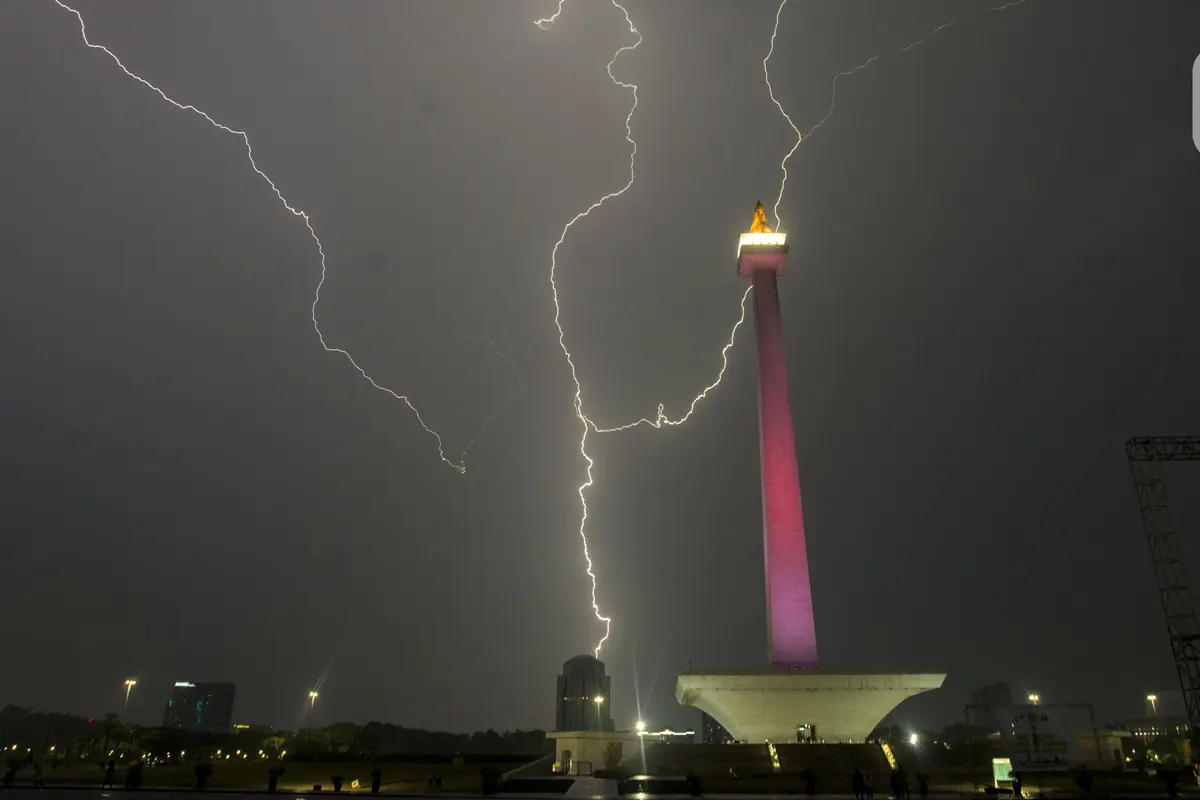 Penampakan Sambaran Petir Saat Hujan di Jakarta