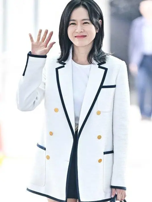 Penampilannya dilengkapi dengan tas Valentino Medium VLogo Signature Handbag in Cotton Toile Iconograph.