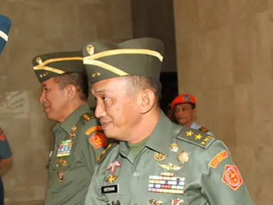 Citizen6, Jakarta: Sementara, Mayor Jenderal TNI Geerhan Lantara menerima jabatan sebagai Irjen TNI menggantikan Marsdya TNI Sukirno KS di Mabes TNI Cilangkap, Jakarta, Kamis (28/6). (Pengirim: Badarudin Bakri).