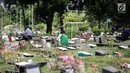 Aktivitas petugas membersihkan areal pemakaman di Tempat Pemakaman Umum (TPU) Utan Jati, Jakarta, Kamis (11/1). Pemprov DKI membutuhkan lahan makam seluas 794 hektare, tapi hingga kini baru tersedia sekitar 611 hektare. (Liputan6.com/Faizal Fanani)