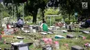 Aktivitas petugas membersihkan areal pemakaman di Tempat Pemakaman Umum (TPU) Utan Jati, Jakarta, Kamis (11/1). Pemprov DKI membutuhkan lahan makam seluas 794 hektare, tapi hingga kini baru tersedia sekitar 611 hektare. (Liputan6.com/Faizal Fanani)