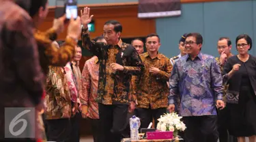 Presiden Jokowi didampingi Ketua Dewan OJK Muliaman D Hadad dan Menkeu Srimulyani saat menghadiri acara "Ayo Menabung" di JCC, Jakarta, Senin (31/10). Jokowi menghimbau masyarakat untuk rajin menabung. (Liputan6.com/Angga Yuniar)