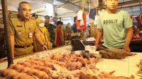 Bupati Tangerang, Ahmed Zaki Iskandar, melakukan pengecekan di sejumlah pasar modern ataupun tradisional. (Pramita/Liputan6.com)