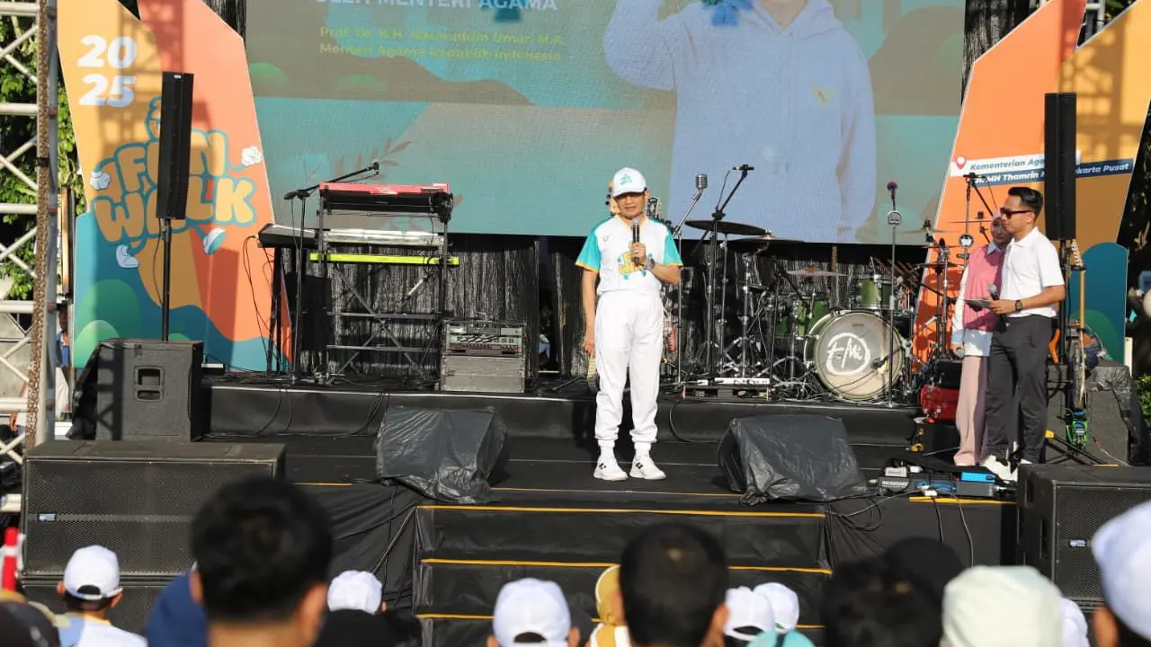 Menteri Agama (Menag) Nasaruddin Umar saat melepas peserta ZaWa (Zakat Wakaf) Funwalk di Jalan MH Thamrin, Jakarta, Minggu (21/9/2025) (Istimewa)