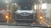 Toyota Sienta terbaru tengah diangkut truk. (istimewa)