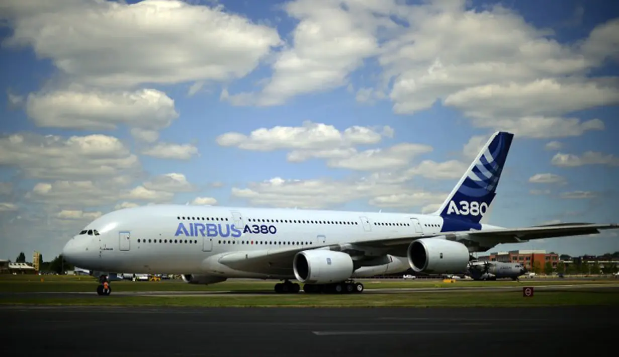 Pertama kali, Airbus A380 diperlihatkan kepada publik pada Januari 2005 lalu. Dan, melakukan penerbangan perdananya pada 27 April 2005 dari Blagnac Toulouse International Airport, Toulouse, Perancis. (AFP PHOTO/Carl Court)