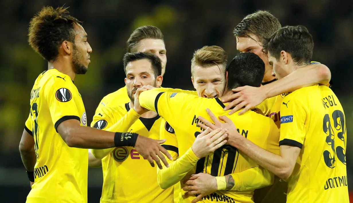 Pemain Borussia Dortmund merayakan gol yang dicetak Marco Reus ke gawang FK Qabala dalam lanjutan Grup C Liga Europa di Stadion Signal Iduna Park, Dortmund, Jerman, Jumat (6/11/2015) dini hari WIB. (Reuters/Ina Fassbender)
