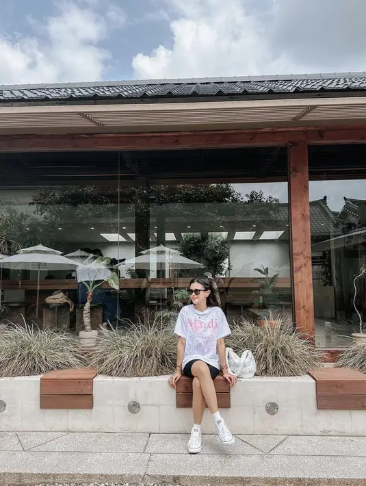 Bergaya santai, bicycle pants dan oversized shirt jadi item yang tak pernah mengecewakan.  [Foto: Instagram/ Audi Marissa]