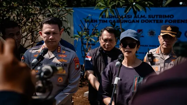 Ketua Persatuan Dokter Forensik dan Medikolegal Indonesia (PDFMI) Brigjen Pol Sumy Hastry Purwanti dan Kabid Humas Polda Metro Jaya Kombes Pol Budi Hermanto di lokasi ekshumasi jenazah Sutrimo di Kabupaten Banyumas. (Dok. Istimewa)