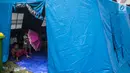 Anak-anak korban rumah ambles beraktivitas di tenda pengungsian di Lodan Raya, Pademangan, Jakarta Utara, Kamis (22/11). Pemerintah DKI Jakarta akan membangun rumah bagi warga yang terdampak pengerukan Anak Kali Ciliwung. (Liputan6.com/Faizal Fanani)