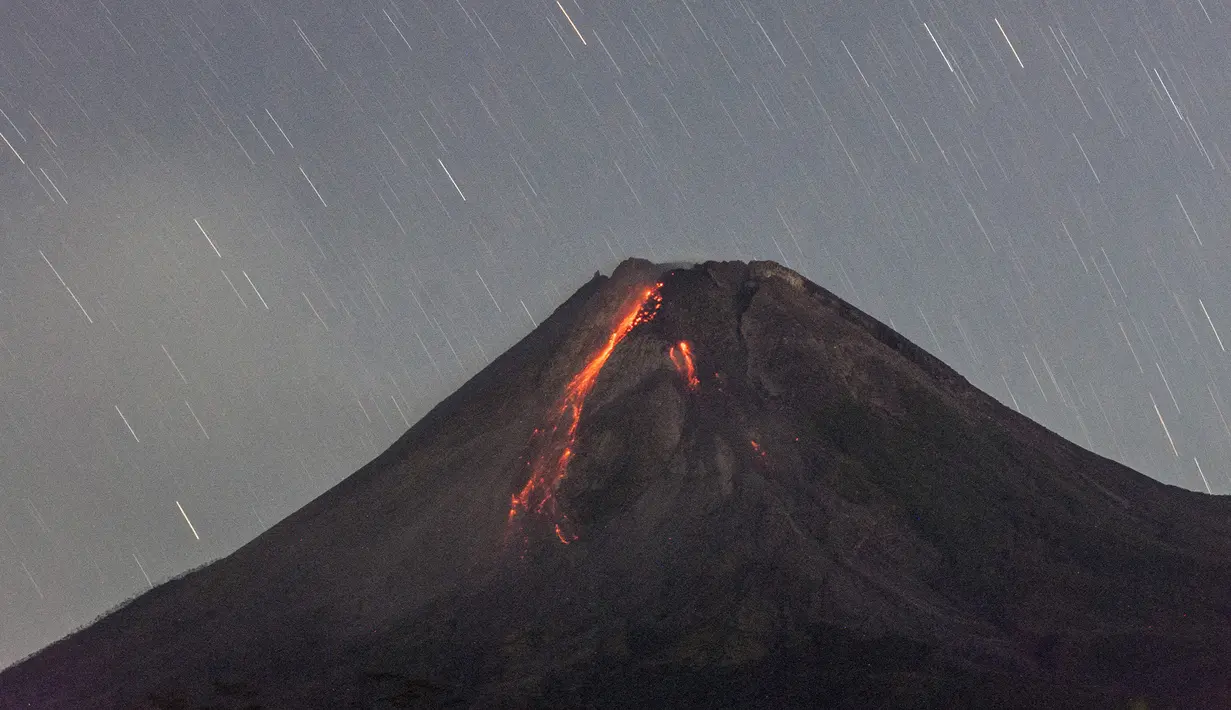 Lahar mengalir dari kawah Gunung Merapi, gunung berapi teraktif di Indonesia, terlihat dari Tunggul Arum di Yogyakarta pada 21 April 2021. Gunung Merapi terus muntahkan materi lava pijar. Selasa (20/4) malam, jarak maksimal luncuran lava pijar terpantau CCTV sejauh 1,8 Km. (AFP/Agung Supriyanto)