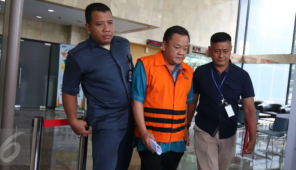 Deputi Bidang Informasi Hukum dan Kerja sama Badan keamanan laut (Bakamla), Eko Susilo Hadi saat dikawal petugas penyidik usai ditahan KPK, Jakarta, Kamis (15/12). Sebelumnya, KPK melakukan OTT di dua lokasi di Jakarta. (Liputan6.com/Helmi Afandi)