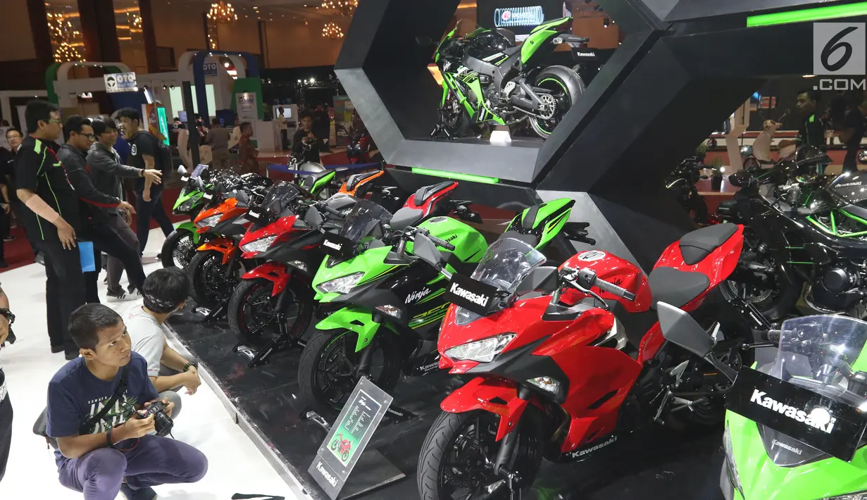 Pengunjung melihat pameran Indonesia Motorcycle Show (IMOS) 2018 di JCC, Jakarta, Rabu (31/10). IMOS 2018 berlangsung pada 31 Oktober hingga 4 November 2018. (Liputan6.com/Angga Yuniar)