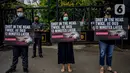 Aktivis dari PETA melakukan aksi mengecam pemotongan sapi di depan Kementerian Pertanian, Jakarta, Kamis (11/11/2021). Mereka menemukan beberapa rumah potong hewan (RPH) di Indonesia memotong sapi dengan tidak benar yang membuat tersiksa 13 menit sebelum mati. (Liputan6.com/Faizal Fanani)