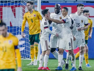 Para pemain Belgia merayakan gol yang dicetak oleh Romelu Lukaku ke gawang Wales pada laga Kualifikasi Piala Dunia 2022 di Stadion Den Dreef, Kamis (25/3/2021). Belgia menang dengan skor 3-1. (AP/Francisco Seco)