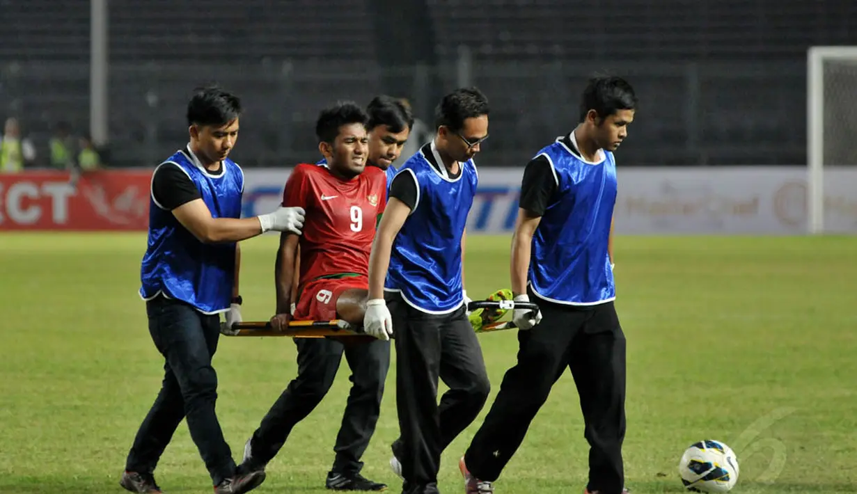 Gelandang Timnas Indonesia U-23, Fandi Eko Utomo harus keluar lapangan akibat tacling keras saat berlaga melawan Rep. Dominika, Kamis (15/5/14). (Liputan6.com/Andrian M Tunay)