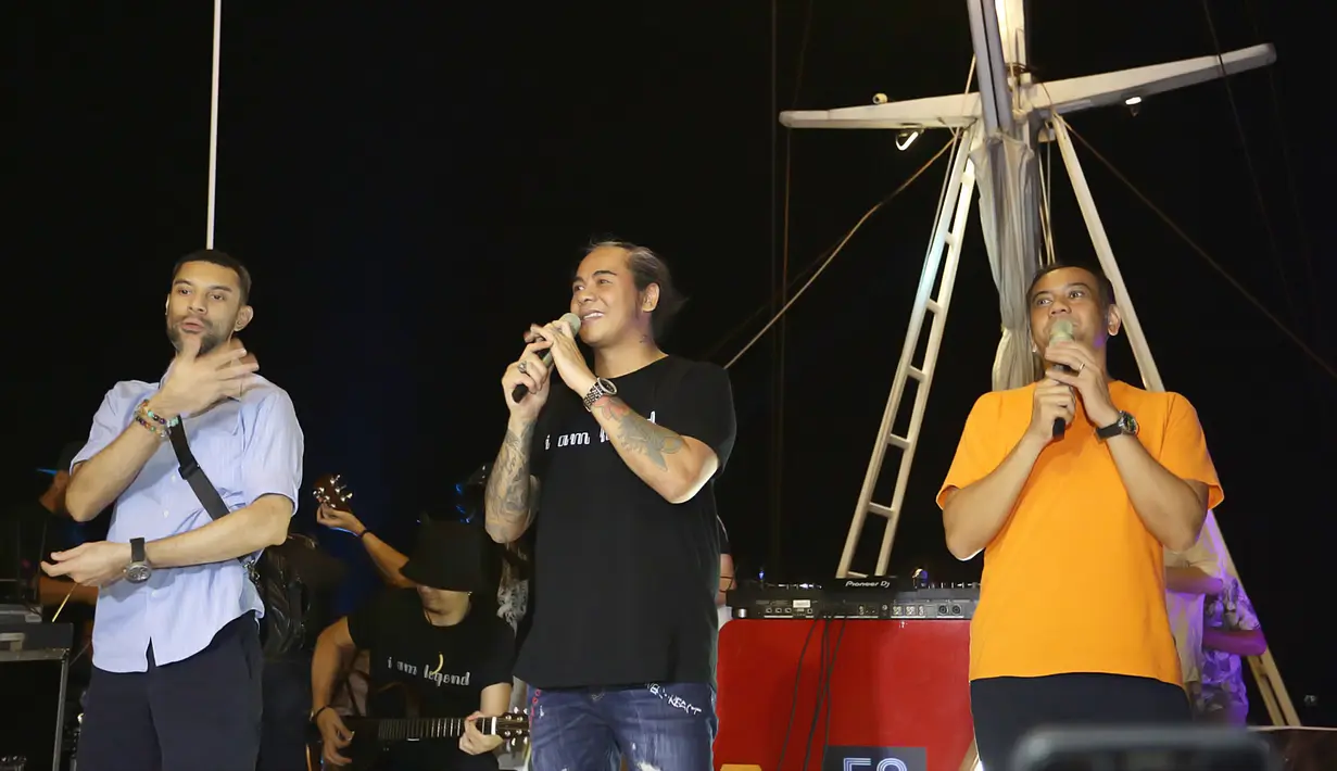 Band Element Rayakan 21 tahun berkarier di atas kapal phinisi. (Bambang E Ros/Fimela.com)