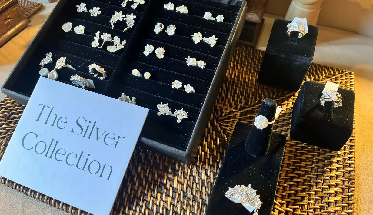 Secara khusus Tulola meluncurkan Silver Collection dengan beragam pilihan aksesori yang memikat. Dalam balutan material sterling silver, menjadi opsi yang apik untuk dipadankan dengan busana raya. [Foto dok : Fimela.com.]