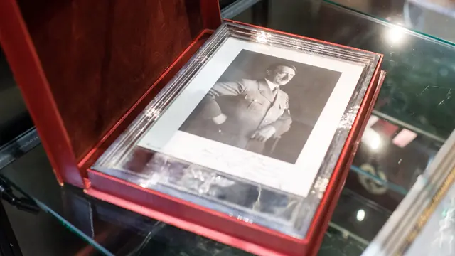 Topi Adolf Hitler hingga Gaun Eva Braun Dilelang di Jerman
