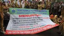 Sebuah spanduk dibentangkan yang berisi tuntutan para Guru honorer kepada Pemerintah (Liputan6.com/Herman Zakharia).